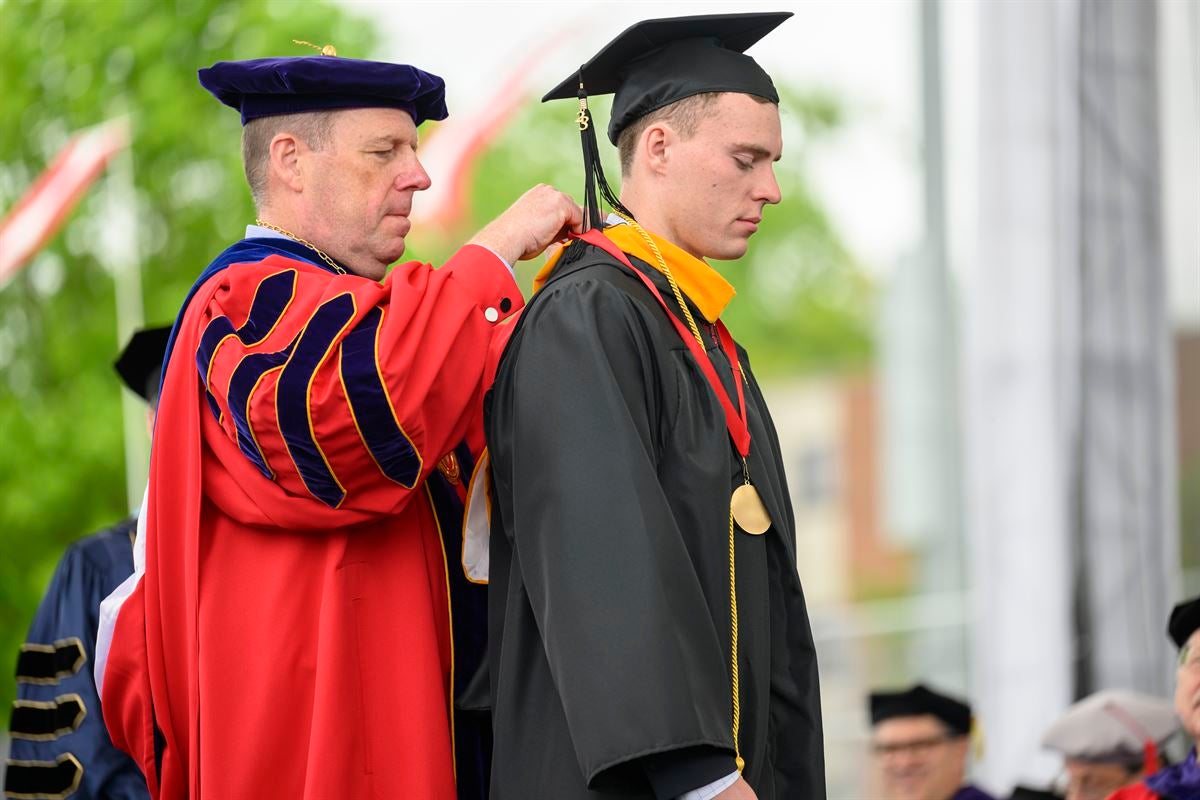 President Marty Schmidt presents the Jonsson Prize to student at Commencement.